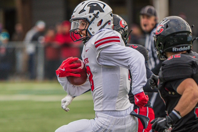 Sur le terrain comme en classe : il joue pour gagner sa vie