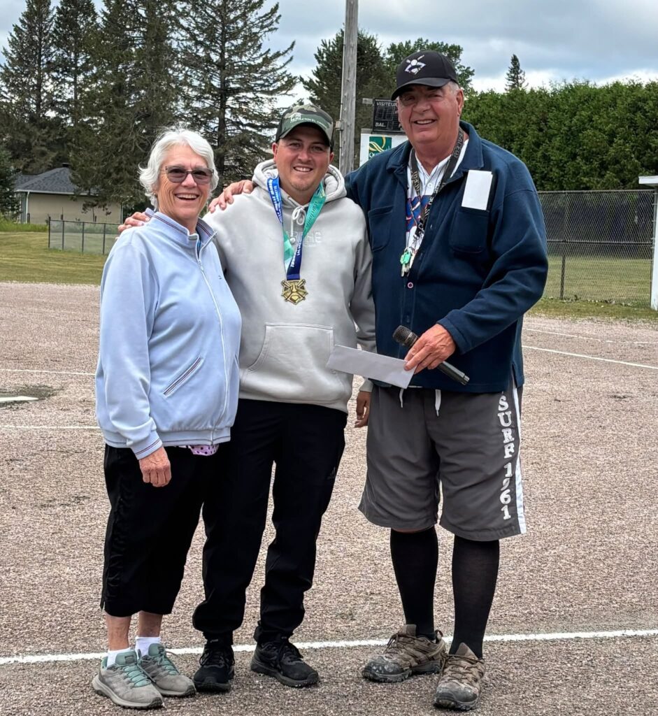Madame Ghislaine Hamel, Derek Carrière, président d'honneur et Richard Hamel, responsable du tournoi